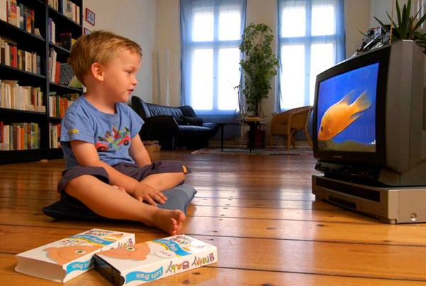孩子迷上看电视，怎么控制？