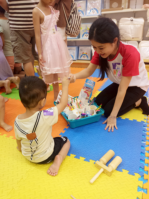 NYC纽约国际广州番禺早教中心：夏令营特辑——巴西狂欢节，广州番禺中心带给孩子们异国音乐体验 