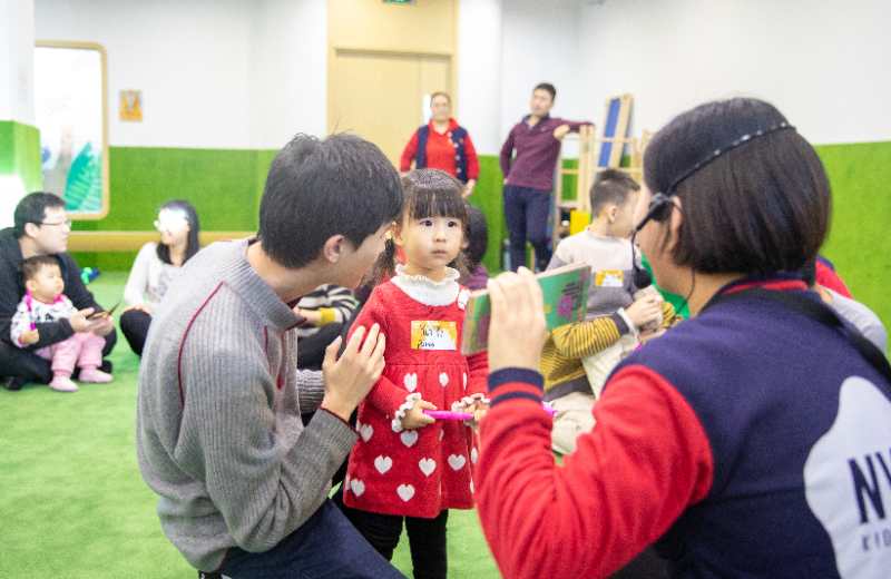 传统习俗中，元宵节猜灯谜、吃元宵、扭秧歌、踩高跷等等，现在快节奏的生活，节日的氛围越来越淡了，传统的习俗也越来越少了。为了让宝贝更好的感受中国传统元宵节，2月17日NYC为小宝贝们精心策划了《元宵佳节闹元宵》活动。接下来，让我们跟随NYC的镜头一起来回顾一下！   快乐小猪开场舞        欢乐的开场舞表演，带领宝贝进入活动。    惊  喜 礼 物       接下来出场的是小宝贝们最喜欢的pongo，pongo给大家都带了礼物~小猪佩奇！    猜  灯  谜        爸爸妈妈表演，宝贝来猜是什么，聪明的宝贝们都各显其才，猜对的宝贝都有奖励哦~    套  圈  圈        套圈圈是宝贝们最喜欢的环节，家长们都使出浑身解数来套取宝贝们喜欢的玩具，最后每位小朋友都满载而归~    踩  高  跷    扭  秧  歌          扭秧歌、踩高跷NYC结合中国传统游戏带领小宝贝们进行了一场中西合璧的表演，看，宝贝们玩的多开心~    滚  元  宵        滚元宵是宝贝们第一次接触的活动，但在老师和爸爸妈妈的帮助下宝贝们都做的特别起劲~   美 食 分 享        中心准备了零食、水果、以及美味的汤圆供小宝贝们享用。   农历春节随着元宵节活动的结束也接近尾声，新的一年里祝愿小宝贝们健健康康、快快乐乐。在新的一年里我们也会举行更多的活动，期待宝贝们的参加哦~