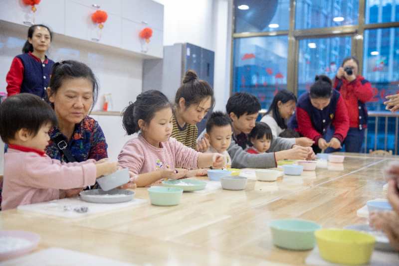 传统习俗中，元宵节猜灯谜、吃元宵、扭秧歌、踩高跷等等，现在快节奏的生活，节日的氛围越来越淡了，传统的习俗也越来越少了。为了让宝贝更好的感受中国传统元宵节，2月17日NYC为小宝贝们精心策划了《元宵佳节闹元宵》活动。接下来，让我们跟随NYC的镜头一起来回顾一下！   快乐小猪开场舞        欢乐的开场舞表演，带领宝贝进入活动。    惊  喜 礼 物       接下来出场的是小宝贝们最喜欢的pongo，pongo给大家都带了礼物~小猪佩奇！    猜  灯  谜        爸爸妈妈表演，宝贝来猜是什么，聪明的宝贝们都各显其才，猜对的宝贝都有奖励哦~    套  圈  圈        套圈圈是宝贝们最喜欢的环节，家长们都使出浑身解数来套取宝贝们喜欢的玩具，最后每位小朋友都满载而归~    踩  高  跷    扭  秧  歌          扭秧歌、踩高跷NYC结合中国传统游戏带领小宝贝们进行了一场中西合璧的表演，看，宝贝们玩的多开心~    滚  元  宵        滚元宵是宝贝们第一次接触的活动，但在老师和爸爸妈妈的帮助下宝贝们都做的特别起劲~   美 食 分 享        中心准备了零食、水果、以及美味的汤圆供小宝贝们享用。   农历春节随着元宵节活动的结束也接近尾声，新的一年里祝愿小宝贝们健健康康、快快乐乐。在新的一年里我们也会举行更多的活动，期待宝贝们的参加哦~