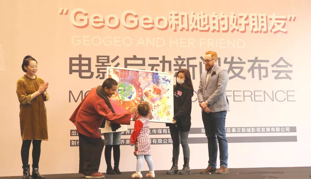 女孩geogeo在父母即将离婚的时候,为了帮助两只刚出生的流浪狗找妈妈